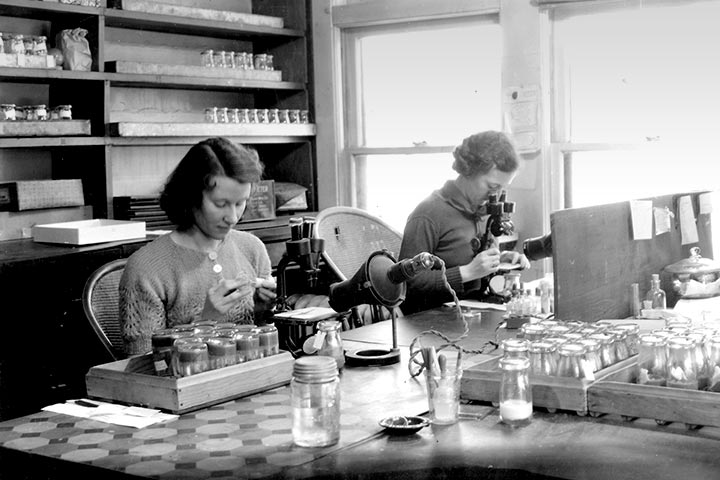 Cold Spring Harbor labs in the 1930s, interior shot