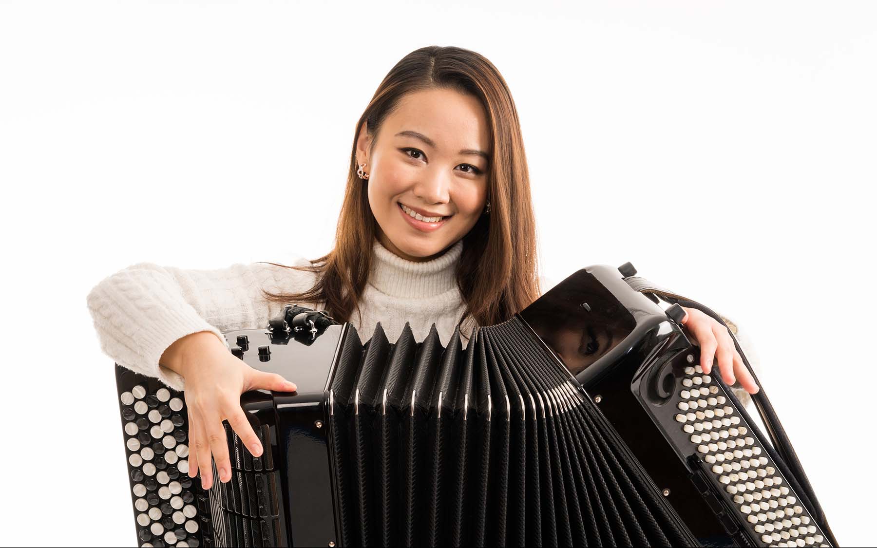 photo of Hanzhi Wang with accordion