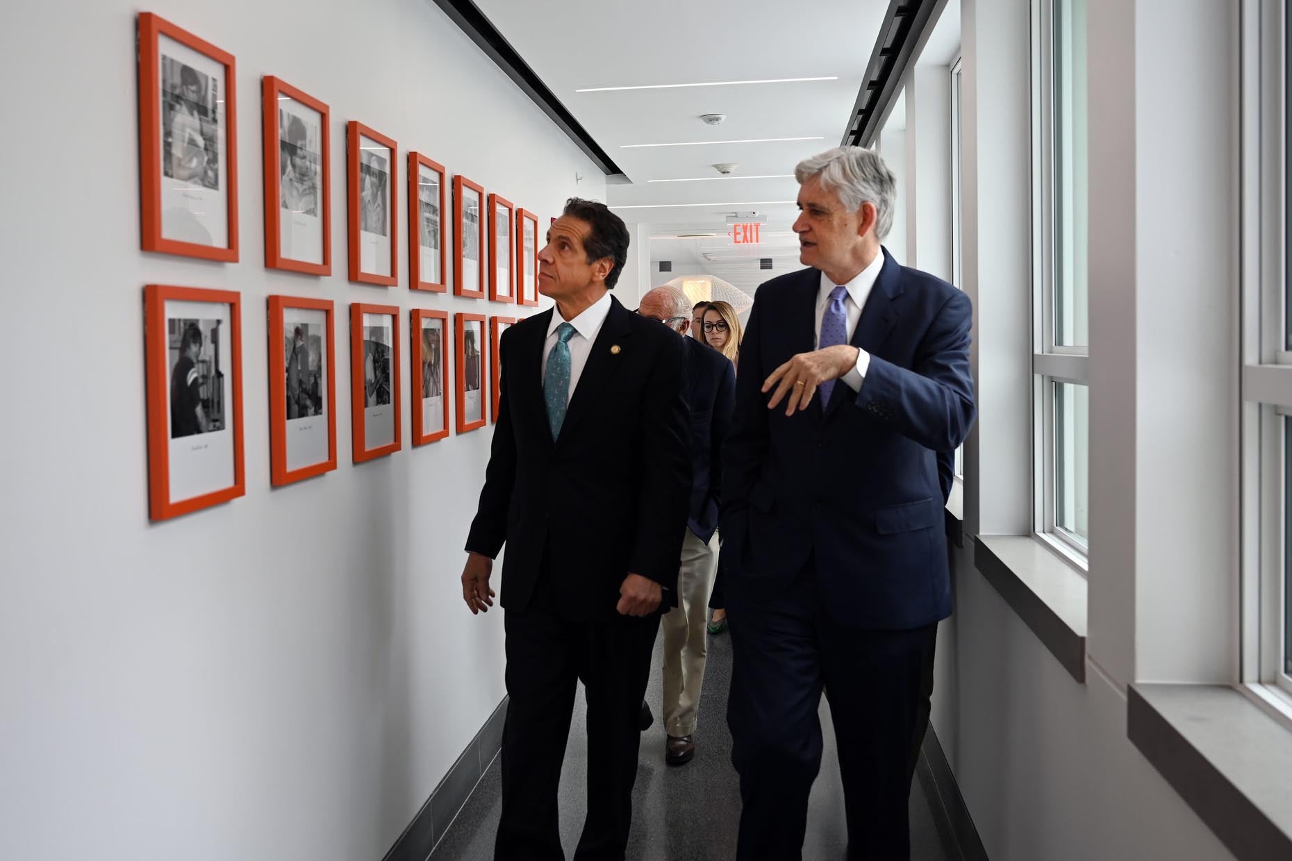 photo of Governor Andrew Cuomo and President and CEO Bruce Stillman walking through Demerec's hallway