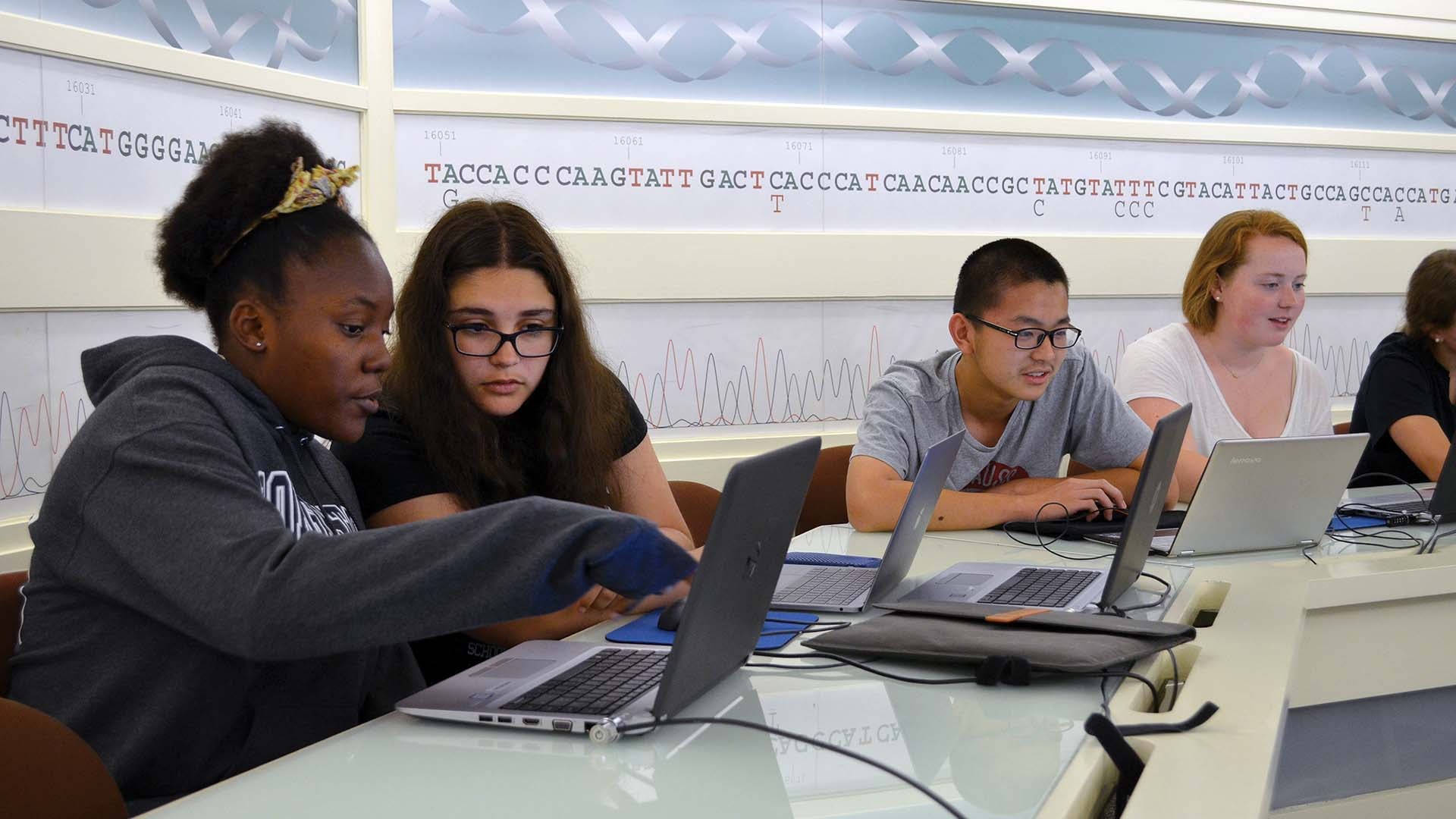 photo of students at CSHL's DNA Learning Center