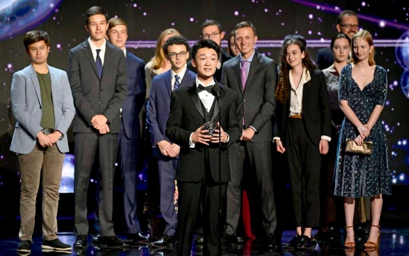 photo of Jeffery Chen accepting Breakthough Junior Challenge prize