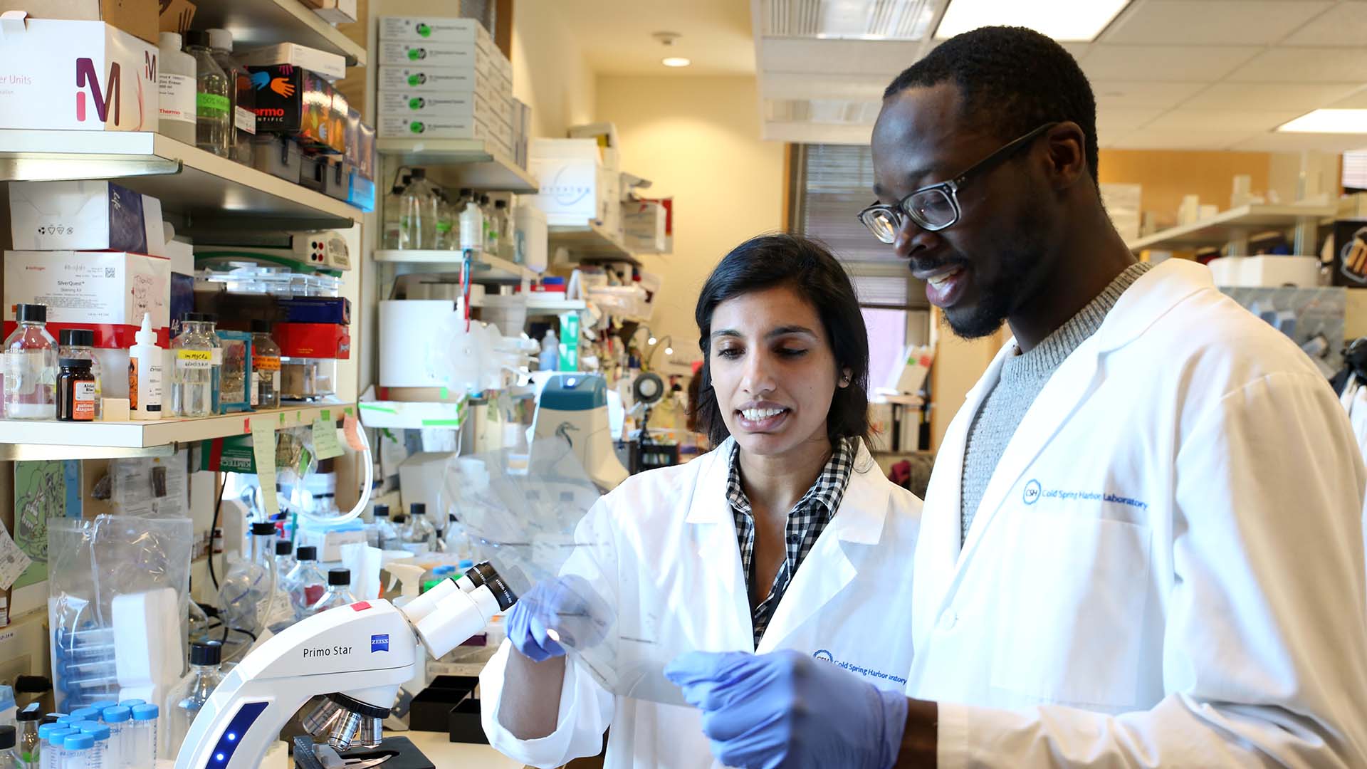 photo of Brinda Alagesan and Tobiloba Oni in Tuveson lab