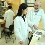 photo of Adrian Krainer in his lab with Qian Zhang