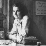 blck and white photo of Rosalind Franklin in Paris France