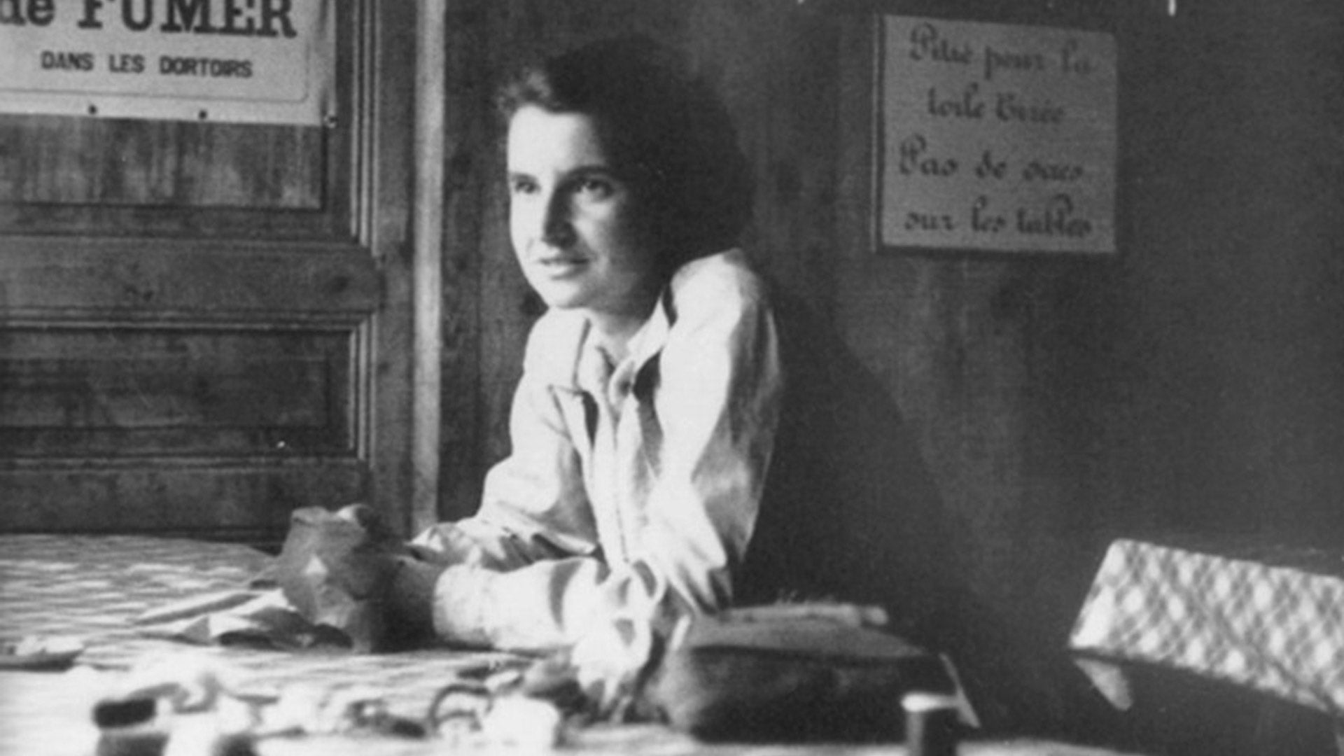 blck and white photo of Rosalind Franklin in Paris France