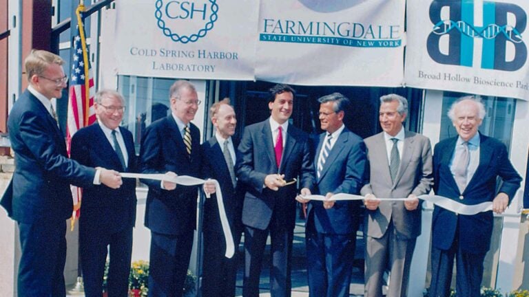 photo of ribbon cutting ceremony