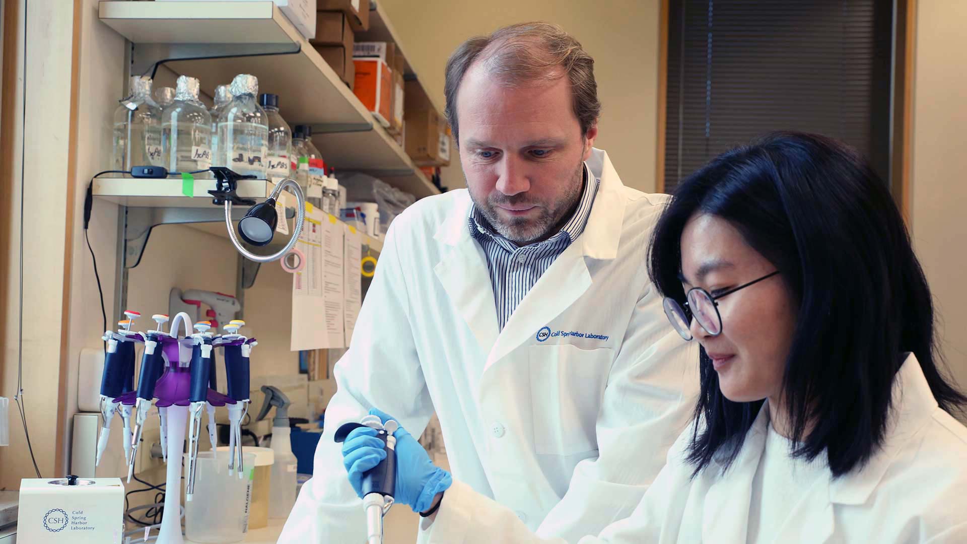 image of Tobias Janowitz working in his lab