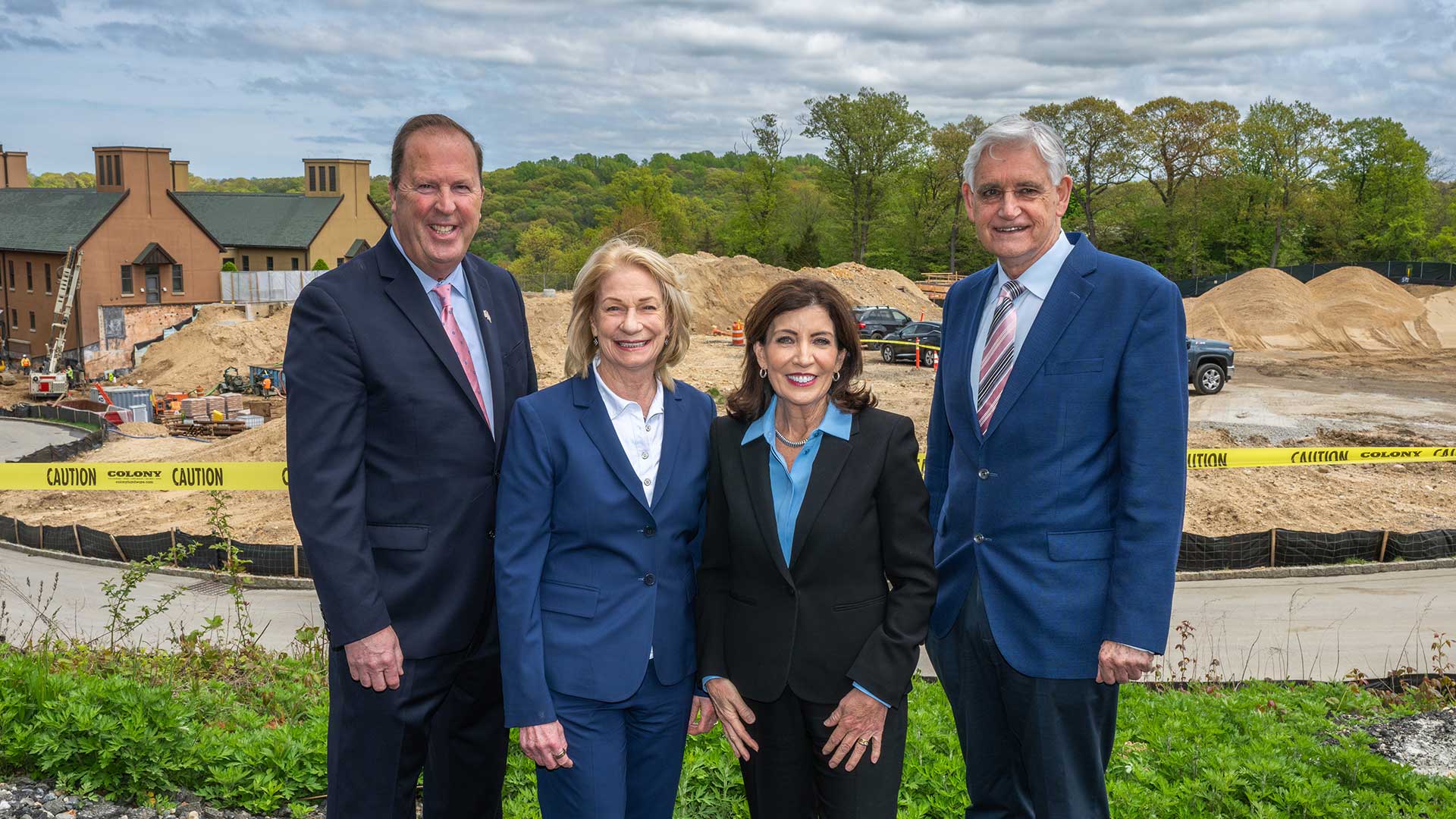 image of Kevin Law, Marilyn Simons, Kathy Hochul, and Bruce Stillman touring the CSHL expansion project
